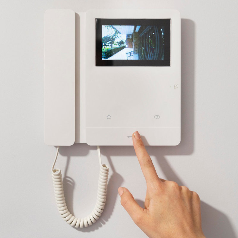 Pulsantiera videocitofonica installata all'ingresso di un edificio