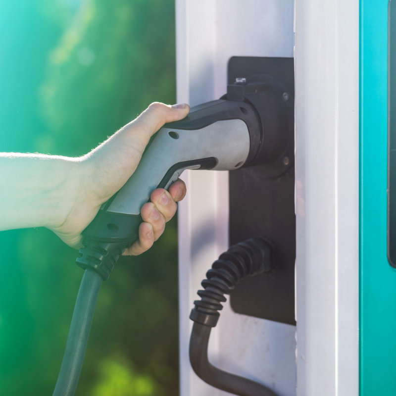 Wallbox per la ricarica di un veicolo elettrico installata in garage