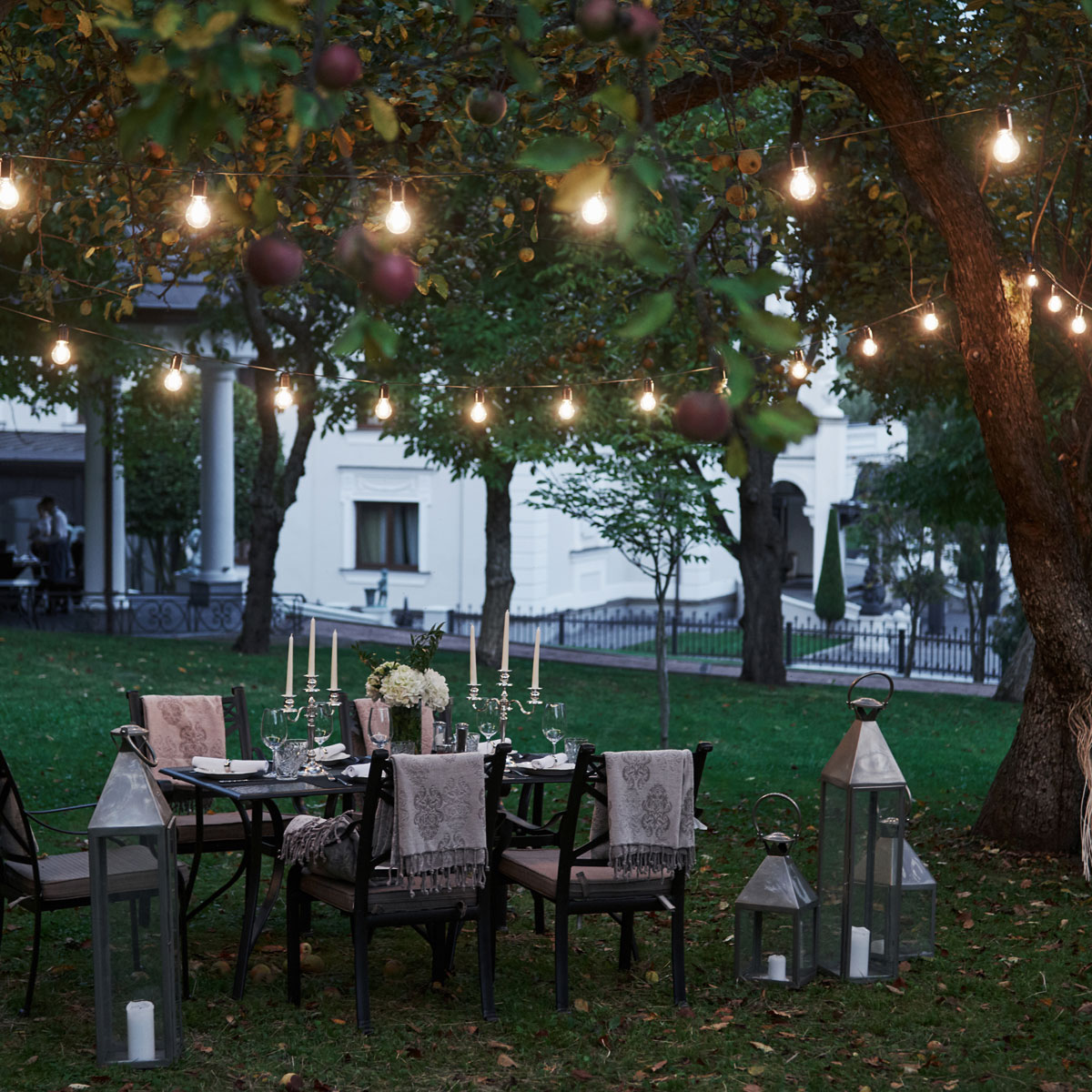 Illuminazione di un giardino con apparecchi a bassa altezza
