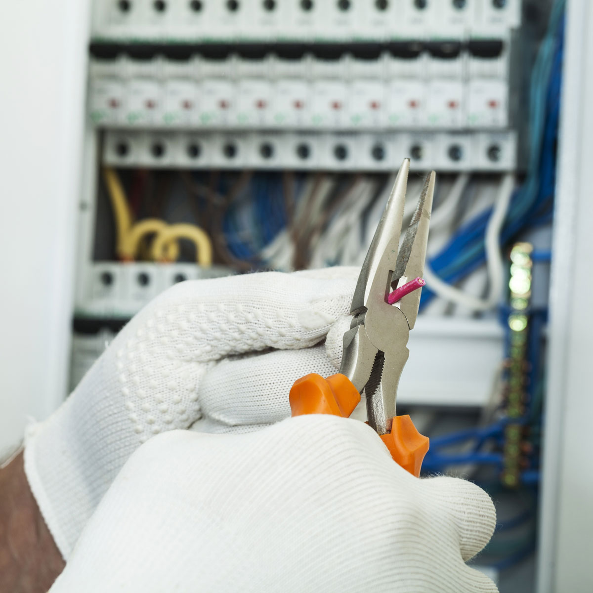 Tecnico durante un intervento di manutenzione su un quadro elettrico