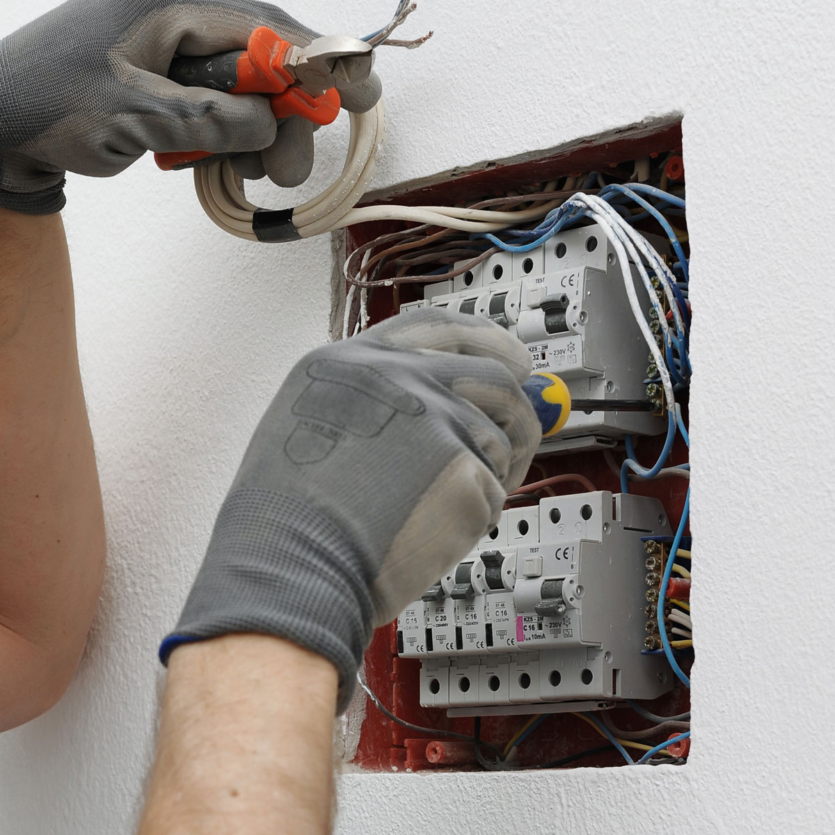 Intervento di manutenzione su un quadro elettrico in Valsabbia
