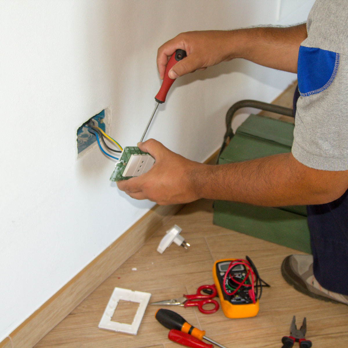 Assistenza tecnica su impianti elettrici e sistemi tecnologici